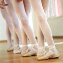 Niñas practicando baile clásico