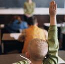 Niño participando en clase