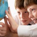 Niños aprendiendo idiomas con un globo terráqueo