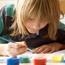 Niño pintando en un taller de artes plásticas